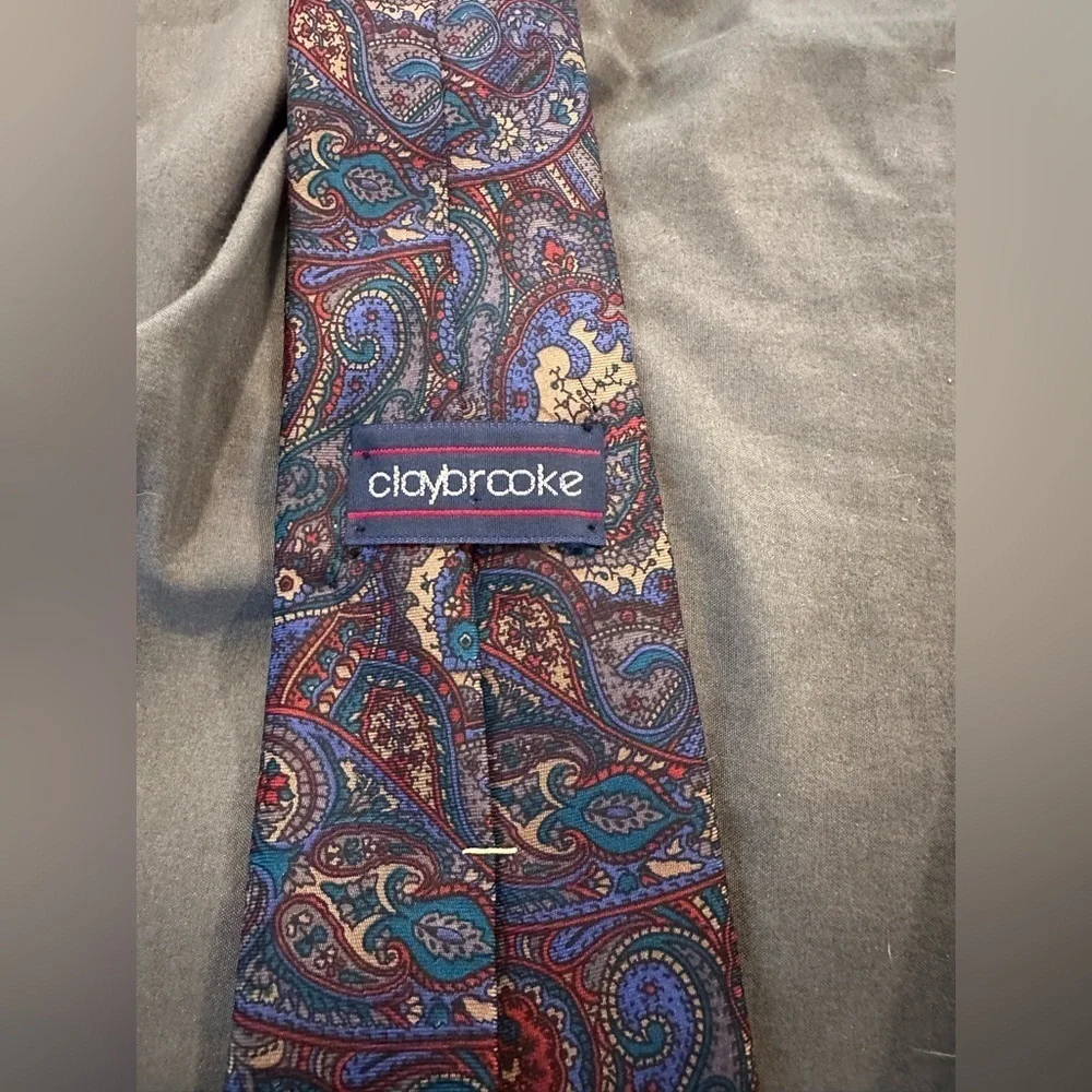 Vintage 80s Colebrook 100% Silk Paisley Neck Tie.